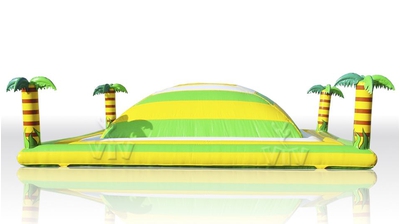 Мягкая горка с пальмами и полом под навесом